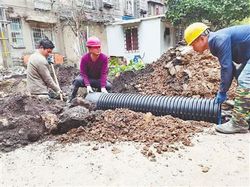 更换老旧小区地下管道 600余居民过上“清爽”生活